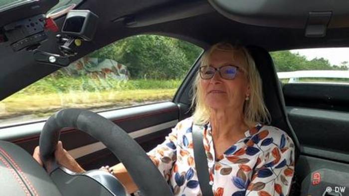 Video: Die Rolle des Porsche 911 im Leben einer Transfrau