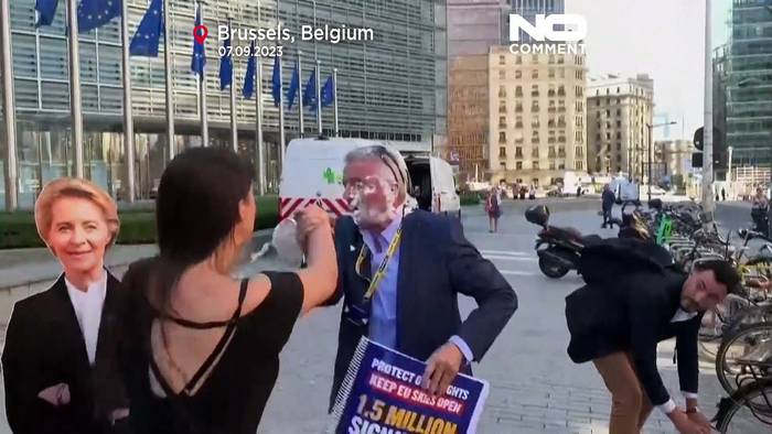 Video: VIDEO: Ryanair-Boss bekommt in Brüssel Torte ins Gesicht
