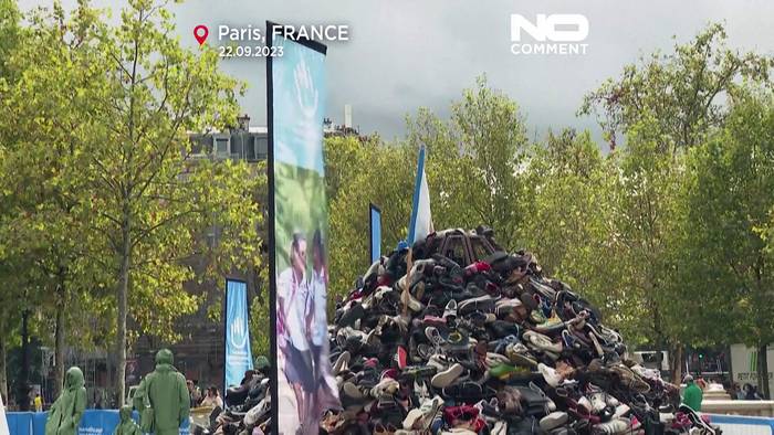Video: Gegen Streubomben: Schuh-Pyramide in Paris
