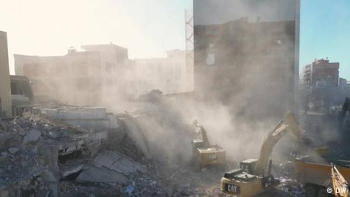 Video: Asbest-Gefahr im Erdbebenschutt in der Türkei