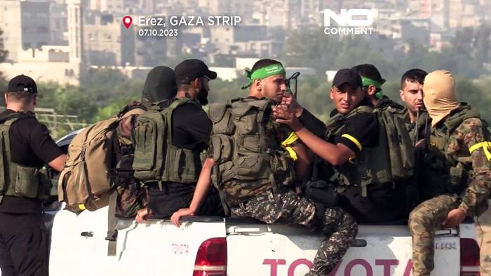 Video: Hamas-Kämpfer der Al-Qassam stürmen zu Fuß und auf Motorrädern die Grenze