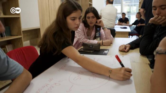 News video: Jugendliche aus dem Balkan lernen, was Fake News sind