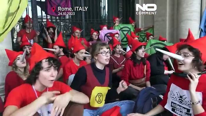 Video: Pinocchio-Protest gegen Lügen der italienischen Regierung