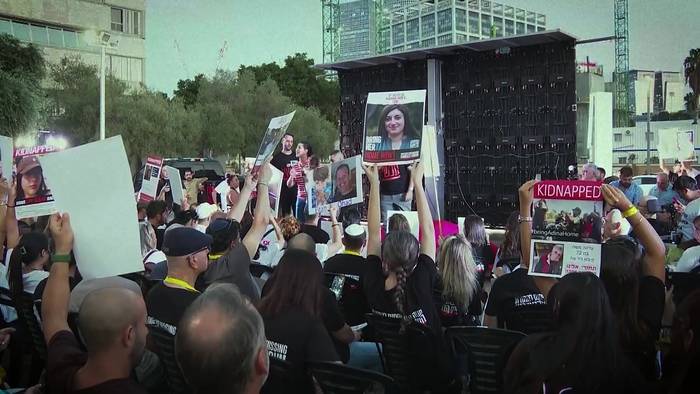 Video: Sirenen in Tel Aviv in Israel unterbrechen Protest von Familien der Geiseln