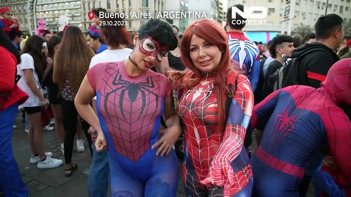 Video: Hunderte Spinnenmenschen in Rotblau unterwegs in Buenos Aires