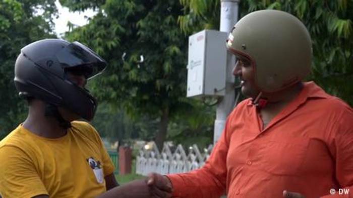 Video: Indiens „Helm-Mann“: Leben retten als Mission