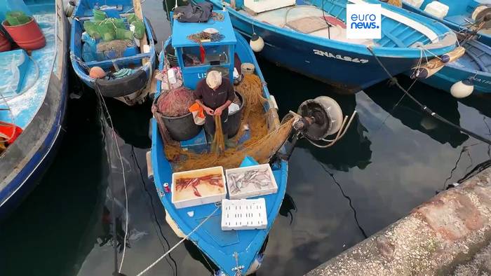 News video: In Pozzuoli verschwinden die weißen Styroporboxen von den Fischerbooten