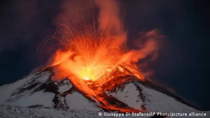 Video: Blick in den Vulkan: Das passiert, wenn Magma explodiert