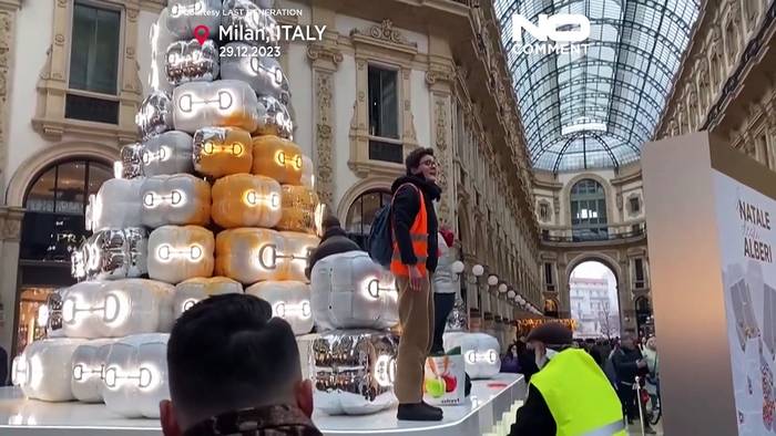 Video: Letzte Generation fällt über Gucci-Weihnachtbaum her