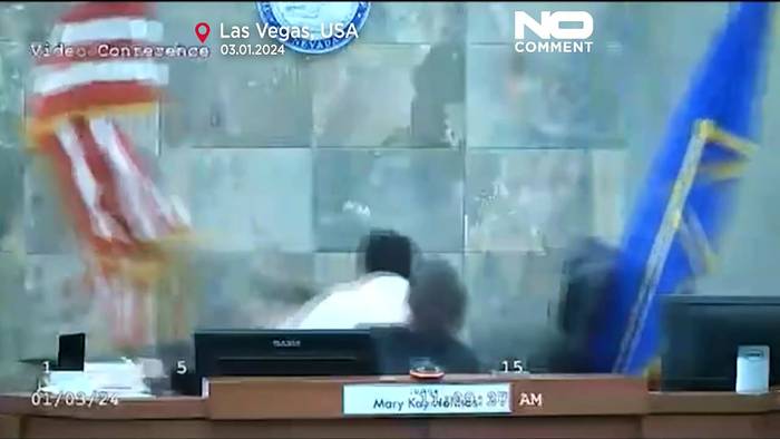 News video: Chaos im Gerichtssaal: Angeklagter greift in Las Vegas Richterin an
