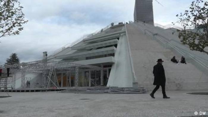 News video: Albanien: Die Pyramide von Tirana