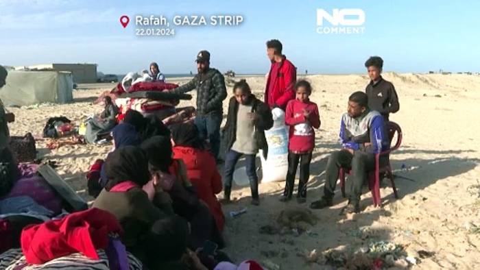 Video: Leben unter freiem Himmel: 100.000 Menschen flüchten nach Rafah