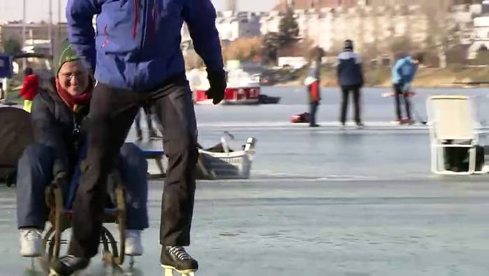 Video: Dünnes Eis: Schlittschuhlaufen auf der Donau trotz Einbruchgefahr