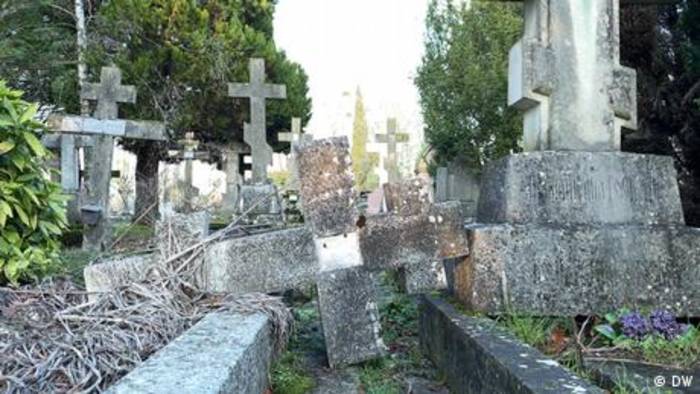 Video: Frankreich: Größter russischer Friedhof verfällt