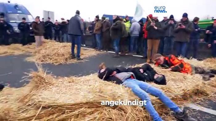 Video: Nach Zugeständnissen der französischen Regierung: Bauernverbände kündigen Ende der Proteste an
