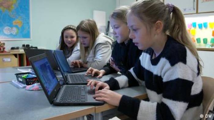 Video: Tablet oder Tafel – Wie digital darf Schule sein?