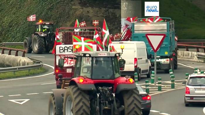 News video: Kiew wütend: Polnische Bauern kippen ukrainisches Getreide auf die Straße