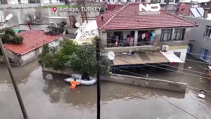 News video: Hochwasser in Antalya in der Türkei -  auch Hunde und Katzen gerettet