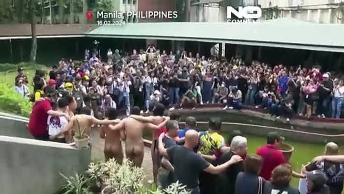 Video: Auch so kann man protestieren: Nacktlauf auf den Philippinen