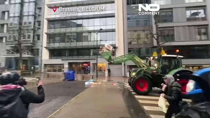 Video: Wütende Landwirte prallen in Brüssel mit der Polizei zusammen