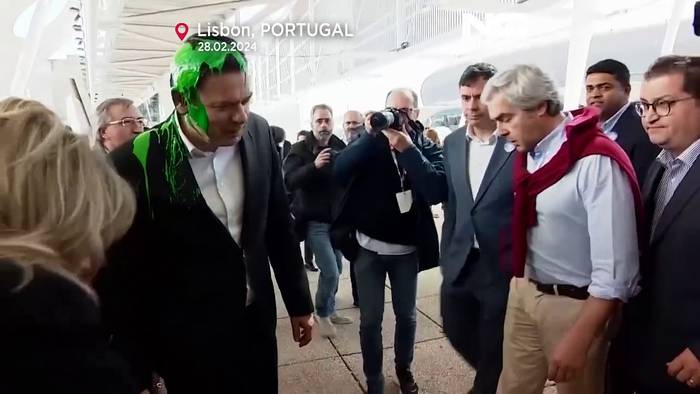 Video: Portugal: Klimaaktivisten beschmieren Politiker mit grüner Farbe