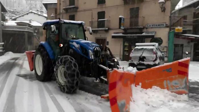 Video: Statt Frühling: Schnee und sintflutartiger Regen in Italien