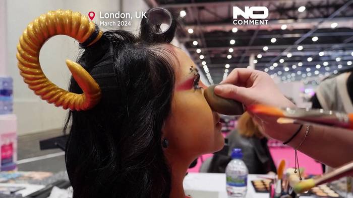 News video: Tartan und Netzstrümpfe: Make-up-Beauty-Show in London