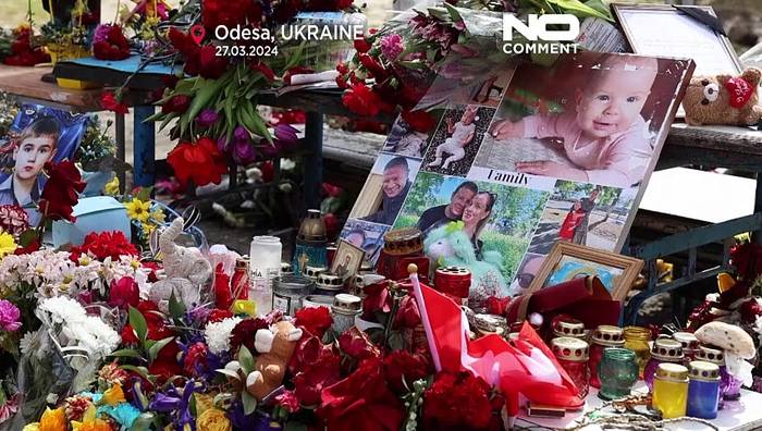 Video: Gedenken an die Opfer eines russischen Drohnenangriff in Odessa