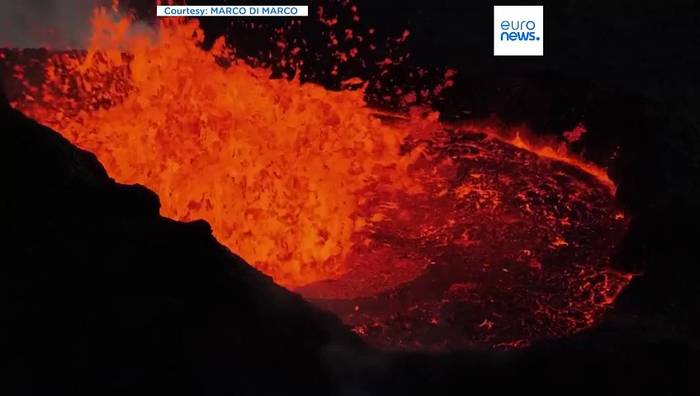 Video: Während Sonnenfinsternis: Vulkan spuckt weiter Lava