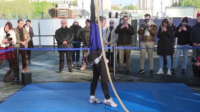 News video: Extremsportlerin Anouk Garnier gelingt Weltrekord am Eiffelturm