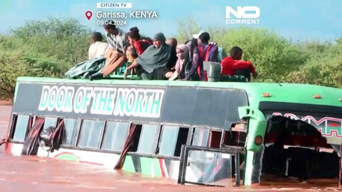 Video: Flut in Kenia: 51 Passagier:innen aus überschwemmtem Bus gerettet