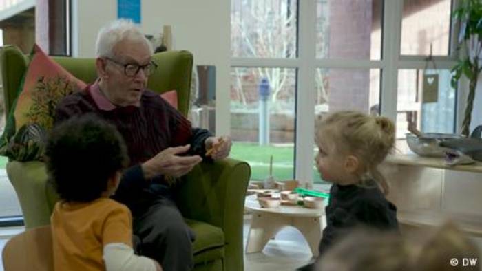 Video: In Großbritannien können Kinder im Altersheim spielen
