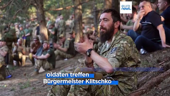 News video: Soldaten der Ukraine auf Heimaturlaub sorgen sich um die Lage an der Front