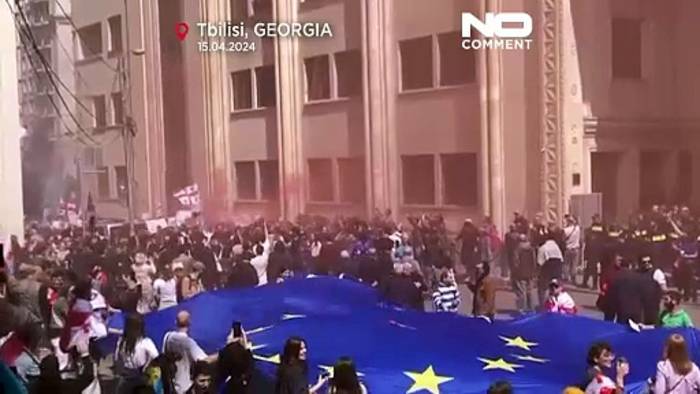 Video: Prügelei im georgischen Parlament bei Debatte um 