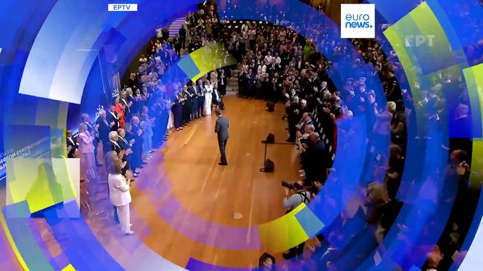 Video: Einer sitzt im Gefängnis: Griechenlands Mitsotakis stellt Kandidaten seiner Partei für die Europawahl vor