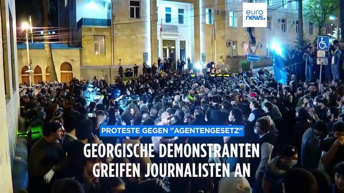 Video: Proteste in Georgien: Demonstranten greifen Journalisten an