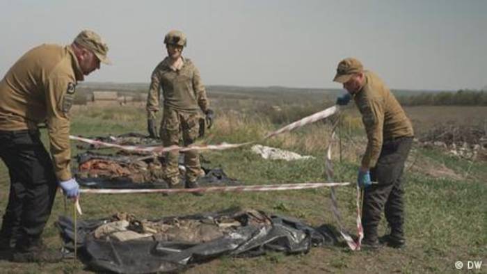 Video: Schwierige Leichensuche an der ukrainischen Front