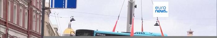 News video: Dramatische Bilder vom Busunglück in St. Petersburg: Bus stürzt von Brücke in den Fluss