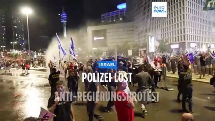 News video: Polizei setzt Wasserwerfer gegen Demonstranten ein