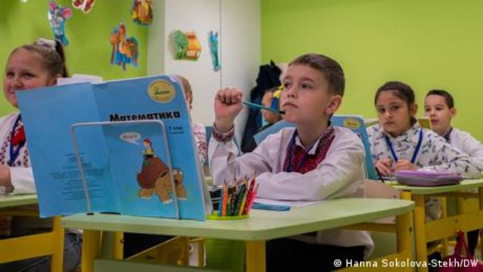 Video: Gegen russische Bomben: Charkiw eröffnet erste Untergrund-Schule
