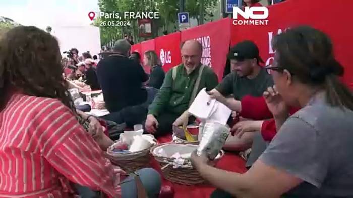 Video: 216 Meter lange Picknickdecke auf den Champs-Élysées