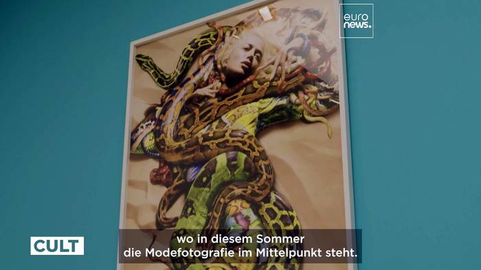 Video: Ausstellung in der Saatchi Gallery beleuchtet den Wandel in der Modefotografie