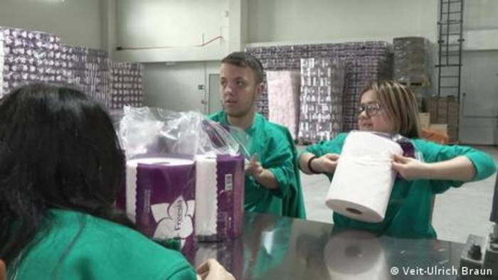 Video: Kosovo: Endlich Arbeit trotz Behinderung