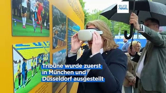 Video: Mahnmal des Krieges: Zerstörte Tribüne aus Charkiw in Berlin ausgestellt