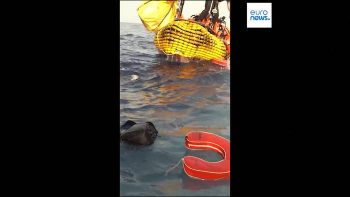 News video: Bewaffnete unterbrechen Rettungsaktion im Mittelmeer