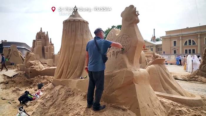 Video: Sandskulpturen in Russland: Meisterwerke im Regen von St. Petersburg
