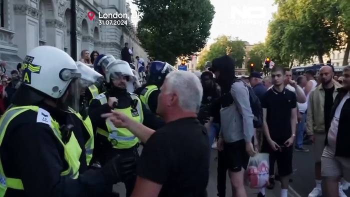Video: Über 100 Festnahmen bei Protesten nach der Tragödie von Southport