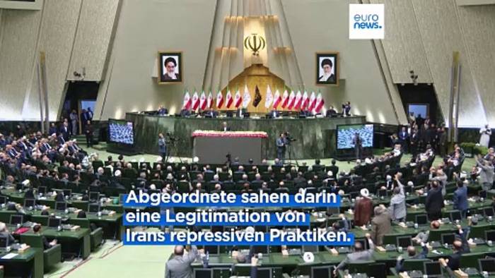 Video: Brüssel verteidigt hochrangigen EU-Diplomaten bei der Amtseinführung des iranischen Präsidenten
