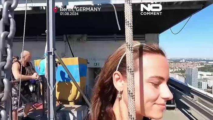 Video: High Swing: Berlin eröffnet Europas höchste Schaukel - nur für Schwindelfreie