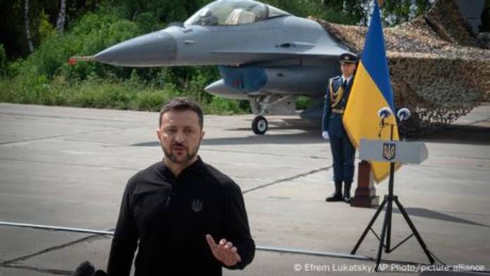 News video: Ukraine empfängt erste F-16 Kampfjets